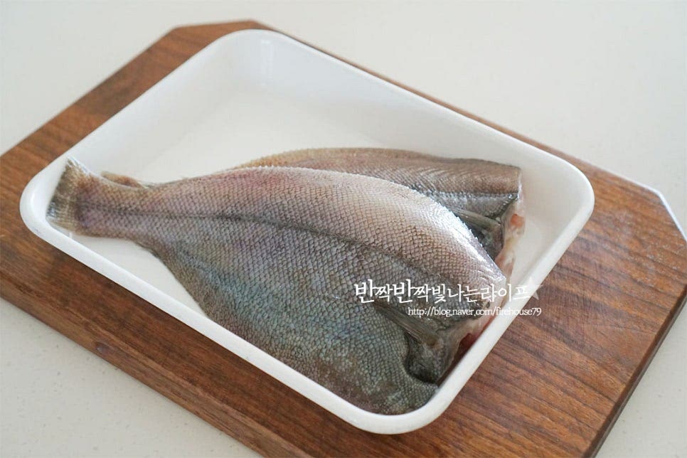 손질된 가자미를 준비했어요. 보통 생선을 살 때 조림용 또는 구이용으로 손질하여 주는데요. 손질되지 않은 것은 비늘과 내장을 제거하고 지느러미도 먹기 좋게 잘라줍니다. 세척한 뒤 물기를 제거하고 간이 고르게 스며들 수 있도록 칼집을 넣어주었습니다. 무는 1.5~2cm 정도 두께로 얄팍하게 썰어주고, 양파는 굵게 채를 썰어줍니다. 고추와 대파는 어슷하게 설어 준비해요. 그 외 감자를 넣어주셔도 맛있습니다.