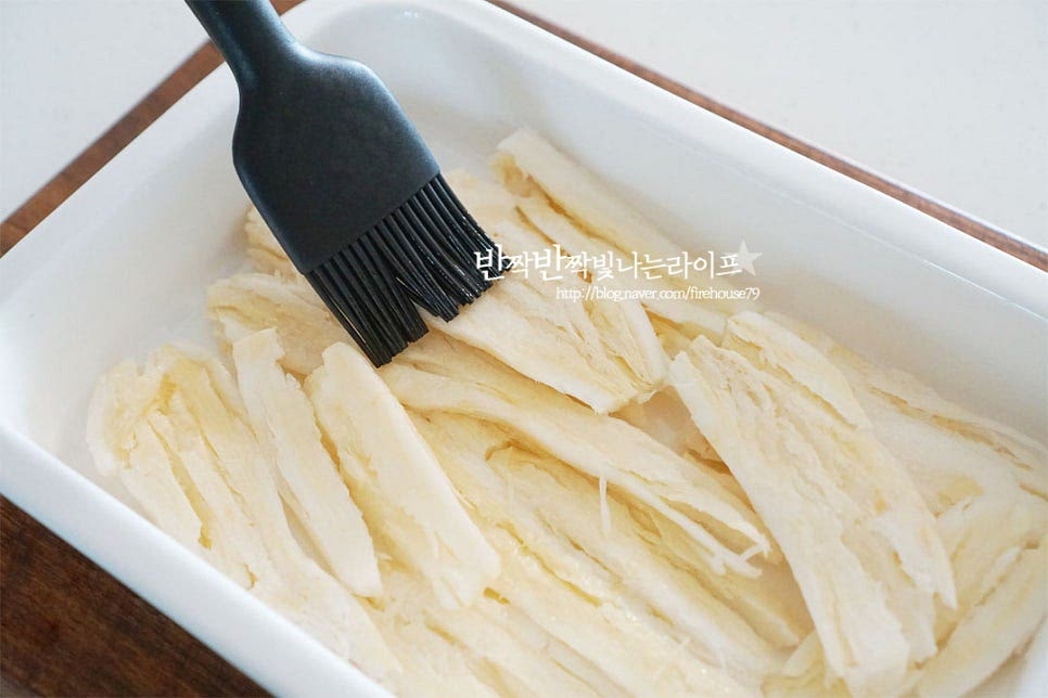 먹기 좋게 모양을 내어준 뒤 밑간을 하여 줍니다. 참기름 2 큰 술, 진간장 1/2 작은 술을 섞은 뒤 고르게 발라줍니다.