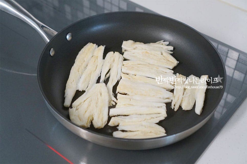 달군 팬에 더덕을 올려 구워줍니다. 타지 않도록 중약불에서 구워주어요. 앞뒤로 노릇하게 구워줍니다. 노릇하게 구워준 뒤 양념장을 발라 한 번 더 구워줍니다. 양념은 타기 쉬우므로 약불에서 노릇하게 구워주어요. 지글지글 구워 익혀준 뒤 그릇에 푸짐하게 담고 쪽파와 통깨를 뿌려 마무리해요. 초록 색감이 더해지면 보기에 더 먹음직스러워요. 영상도 같이 담았어요. 향긋하면서도 씹히는 식감이 좋고 어우러지는 매콤 달콤한 맛이 매력이에요. 집에서는 간단하게 팬에 구워주었는데 석쇠에 구우면 더 맛이 좋답니다. 에어프라이어에 구워도 좋고요. 밥이랑 먹으면 밥도둑, 삼겹살 구워 먹을 때 같이 곁들여도 꿀조합이 따로 없어요~ 더덕구이 만드는 법 맛있게 즐겨보세요^^ 끄읕 !