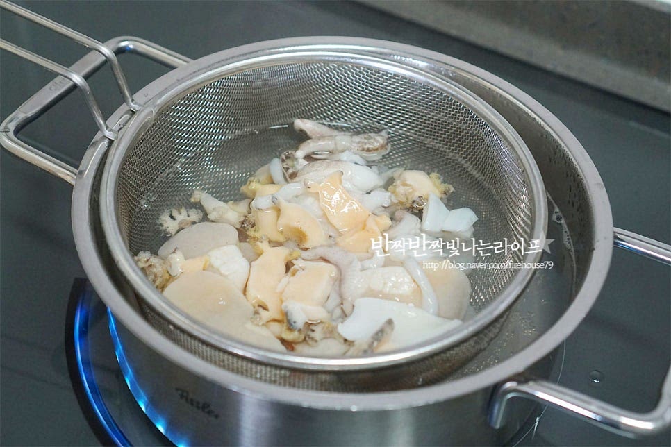 손질이 끝나면 반 이상 만든 것이나 다름없는데요. 볶기 전에 끓는 물에 데쳐주어 수분을 잡아줍니다. 물이 바글바글 끓으면 해산물을 먼저 넣어줍니다. 버섯과 채소도 같이 넣고 아주 살짝만 데쳐줍니다. 오래 데치면 식감이 질겨지고 채소는 수분이 빠져 맛이 없어요~