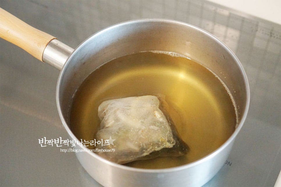 바지락과 새우의 감칠맛이 풍부하지만 육수를 우려 같이 끓이면 조금 더 맛이 진해요. 물 1L에 해물 다시팩을 넣고 간단하게 육수를 내었어요. 적당히 깔끔하게 우려주어야 해물의 맛과 어우러져 맛있어요. 직접 육수를 낼 때는 물 1L에 다시마 사방 6cm 1장, 멸치 7마리, 대파 1/2대 무 한 조각 넣고 끓여주세요. 물에 다시팩을 5분 담갔다가 센 불로 끓여 끓어오르면 중약 불로 12분 끓인 뒤 건더기는 건져내어줍니다.