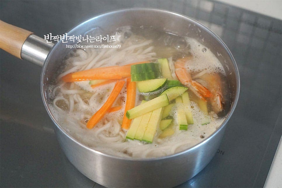 면이 거의 절반 이상 익으면 애호박, 당근을 넣어줍니다. 호박은 생각보다 금방 익어요. 국간장 1 작은 술, 참치액 1 작은 술 다진 마늘 1 작은 술 넣고 간을 해요. 국간장과 액젓을 같이 넣고 감칠맛을 더 깊게 해주었는데요. 해물이 들어가서 간에 따라 양념재료를 넣어야 짜지 않게 요리할 수 있습니다. 한소끔 끓여줍니다. 재료가 모두 익으면 대파와 고추를 넣고 마무리해요. 칼칼하게 먹고 싶다면 청양고추 넣어주세요. 뜨끈한 국물과 부드러운 면 사이로 바지락 조갯살의 쫄깃함과 새우의 탱글탱글한 식감이 맛있게 어우러진 별미에요. 영상도 같이 담았어요. 시원한 바지락과 해물의 맛을 살린 칼국수 끓이는법 재료를 먹기 좋게 손질한 뒤 육수에 면과 야채와 함께 맛있게 끓여 완성해요. 바지락칼국수 만드는법 시원하고 깊은 재료 본연의 맛을 살려 맛있게 요리해드세요. 끄읕 !