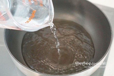 냄비에 물 2컵 정도를 부은 뒤 무를 넣어줍니다. 삶으면서 재료에서 물이 나와 저는 물을 잠길정도로 넣지않고 삶아주었습니다. 무는 문어를 연하게 해주고 잡내를 잡아주는데요. 무대신 식초나 설탕을 넣어 색을 예쁘게 삶기도 합니다. 소주 50ml 정도도 함께 부어줍니다. 재료를 모두 넣고 끓여줍니다. 팔팔 끓으면 다리 모양을 먼저 잡아줍니다. 몸통을 잡고 다리 끝부분을 끓는 물에 닿도록 넣었다가 뺐다를 반복하여 끝이 동그랗고 예쁘게 말리도록 해줍니다. 다리 모양이 말리면 물에 담가 삶아줍니다. 문어삶는시간은 1kg 미만 크기는 5~7분, 1kg 이상은 7~10분 정도 삶아줍니다. 너무 짧게 삶아도 머리와 연결되는 두꺼운 부분이 익지 않으니 크기에 따라 시간을 조절해줍니다. 그 이상 큰 것은 20분 이상은 삶아야 부드럽게 맛볼 수 있습니다. 저는 수분을 적게 잡아 삶고 다리 모양을 잡은 뒤 뚜껑을 덮고 삶아주었습니다. 물이 잠길 정도로 넣고 삶을 때는 그대로 팔팔 끓여 익혀주면 됩니다. 식감이 탱탱하면서 부드럽게 잘 익었습니다. 바로 차가운 얼음 물에 담아 열기를 식히면 탱탱해진답니다. 오래 담그면 싱거워지니 식힌 뒤 꺼내어줍니다. 숙회로 먹기 위해 참기름장과 초고추장을 준비했습니다. 먹는 방법에 따라 곁들일 재료를 준비해주면 됩니다.