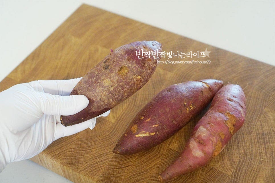 에어프라이어 고구마간식 단맛이 풍부한 작물로 다양한 요리로 맛볼 수 있는데 그중에서도 아이가 좋아하는 간식은 길게 잘라 튀겨낸 고구마스틱으로 집에서 직접 만들기 간단하기도 하고 에어프라이어로 조리하기 때문에 소량의 기름으로 바삭한 식감을 살려 건강하고 맛있게 즐기 수 있어요. 겉면의 흙을 야채 솔로 살살 문질러 씻은 뒤 껍질을 깎아줍니다. 양 끝 부분과 중간에 흠이 있는 부분은 잘라내고 깔끔하게 손질해 줍니다. 길이를 길게 잘라 만들기 때문에 세로 방향으로 편으로 썰어줍니다. 그리고 채를 썰어주면 되는데요. 일정한 굵기로 잘라주는 것이 중요합니다. 두껍거나 얇거나 제각각이 되면 익으면서 얇은 부분은 타기 쉽고 두꺼운 것은 익지 않으니 밸런스를 맞추어 채 썰어요. 튀겨지면서 수축되기 때문에 알고 있는 두께보다는 약간 두툼해도 됩니다.