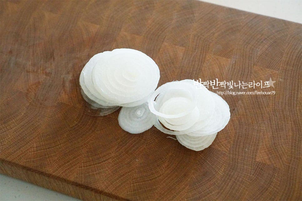 먼저 절이는 데 시간이 걸리는 양파절임을 만들어둡니다. 요즘 나오는 햇양파가 달아서 식초와 설탕, 소금 넣고 만들면 아삭아삭 산뜻하게 맛이 좋습니다. 작은 크기로 준비한 뒤 얇게 동그란 모양 그대로 편으로 썰어줍니다. 매운맛이 난다면 찬물에 담가주셔도 좋아요. 넉넉한 크기의 볼에 식초 1 큰 술, 황설탕 1 큰 술 소금 1/3 작은 술을 넣어줍니다. 전자레인지 20~30초 돌려서 설탕 입자를 녹여 섞어줍니다. 간에 따라 신맛과 단맛은 조절해 주세요. 식초는 전자레인지에 오래 돌리면 신맛이 날아갈 수 있습니다. 썰어둔 양파를 넣고 버무려 절여줍니다. 육수와 고명 재료를 준비하는 동안 10~15분 절여두면 딱 먹기 좋습니다.