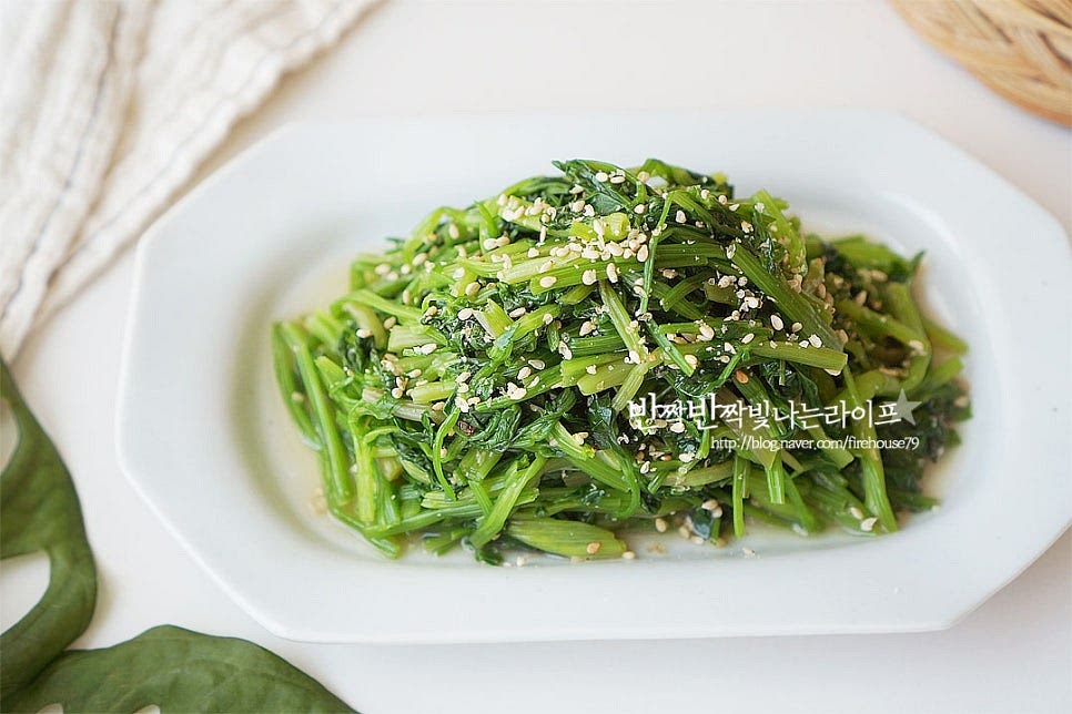 푸짐하게 담아내면 향긋함과 고소함이 어우러져 맛나요. 봄철 미나리는 맛과 향, 식감이 뛰어나기 때문에 아삭아삭하면서 연하게 씹히는 맛과 먹을수록 향긋함이 산뜻해요. 영상도 같이 담았어요. 손질한 미나리는 소금을 약간 넣고 질기지 않고 부드럽게 데쳐주는 것, 재료의 향을 살려 양념재료를 더해 고소하게 완성하는 레시피입니다. 부드럽게 데친 미나리무침 만드는 법 식감과 풍미를 살려 맛있게 요리해드세요. 끄읕 !