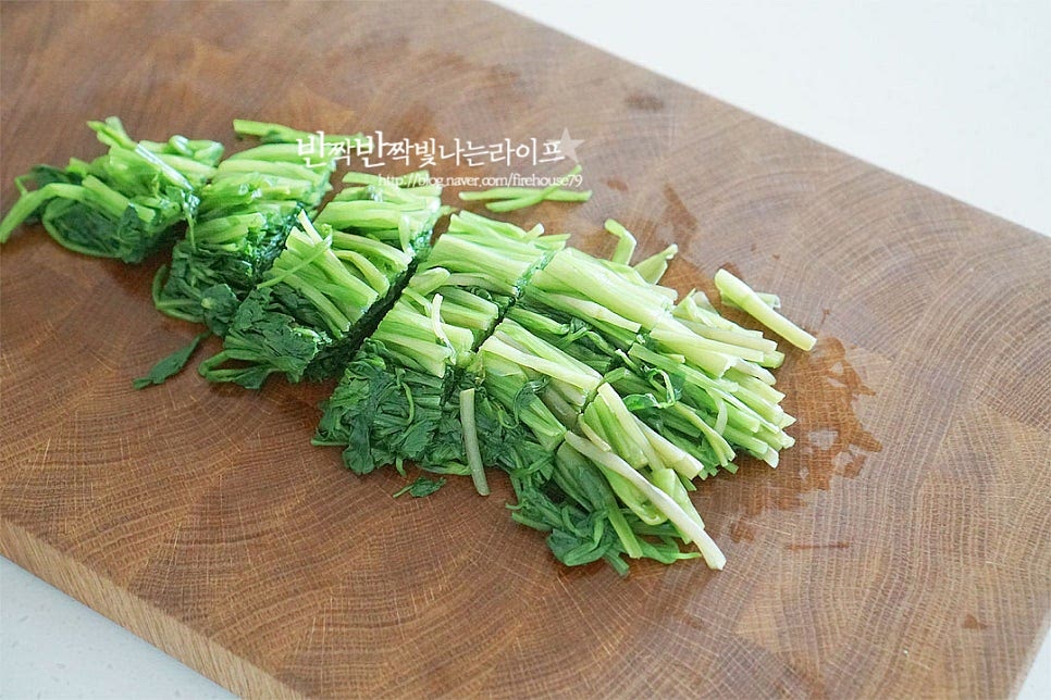 한입에 먹기 좋게 송송 썰어줍니다. 3cm 길이 정도로 잘라주었습니다.