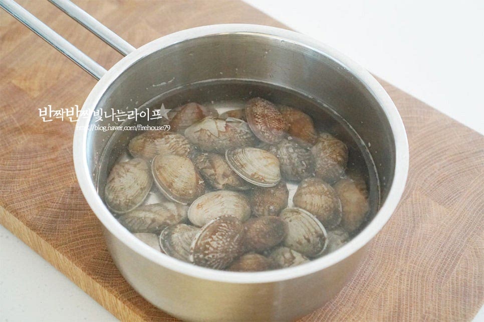 마트에서 구입하는 조개는 보통 기본 해감 손질이 되어있기 때문에 가볍게 30분~1시간 정도 해감하여 주면 되는데요. 바지락이 잠길 정도로 물 500ml를 붓고 굵은소금 1 큰 술을 녹인 뒤 어둡게하여 해감해줍니다. 스테인리스 소재의 냄비에 넣고 뚜껑을 덮어주면 보다 손쉽게 손질하기 간편해요. 해감 후 깨끗하게 세척하여 준비해줍니다. 바지락 이외에 동죽이나 백합과 같은 조개 종류도 육수가 시원하고 맛있어요. 새우는 머리까지 통째로 넣으면 국물맛이 훨씬 더 깊어지는데요. 입 부분과 수염, 다리, 꼬리 물총을 제거하고 이쑤시개로 등쪽 내장을 빼내어 손질해둡니다. 곁들이는 채소는 모두 먹기좋게 잘라주는데요. 칼국수 면이 길이가 길어 애호박과 당근은 채를 썰어주고 대파와 고추는 어슷하게 썰어줍니다. 익는데 시간이 걸리는 당근은 조금 얄팍하게, 애호박은 도톰하게 식감을 더해주었습니다.