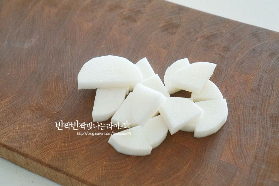 무는 큼직한 크기로 나박하게 썰어줍니다.
