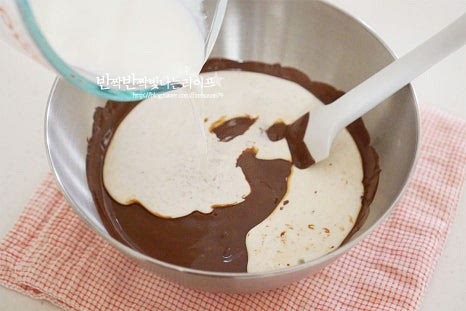 녹인 초코에 생크림을 부어줍니다. 분리되지 않게 섞기 위해서 중탕으로 모두 녹인 뒤 섞어주세요. 매끈하게 섞어줍니다. 분리없이 섞은 뒤 무염버터 20g을 넣어줍니다. 버터가 들어가면 고급스러운 풍미를 풍부하게 내어줍니다. 재료들이 골고루 섞이면 윤기가 나며 매끈하게 만들어집니다.