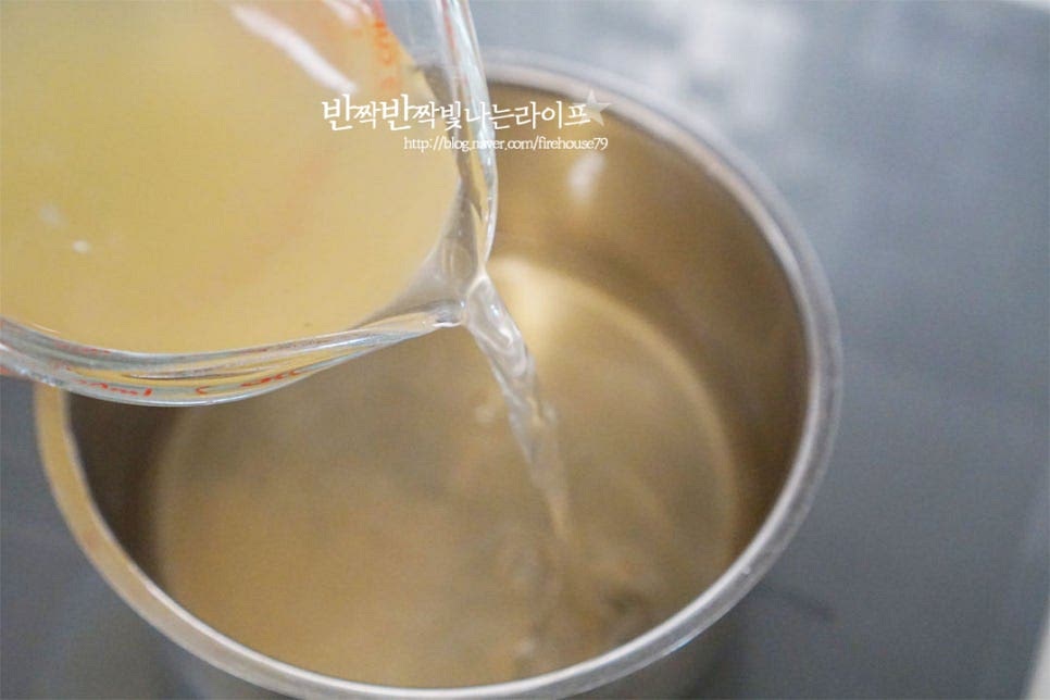 소나 닭을 넣고 육수를 우려 만들지만 집에서 간단한 레시피로 요리할 땐 시판용 양지 육수를 활용하면 어렵지않게 맛내기 좋습니다. 냄비에 양지육수를 부어줍니다. 끓어오르려고 하면 피시소스 1 큰 술을 넣어줍니다. 육수의 간에 따라 양을 조절해 주세요. 피시소스 대신 액젓도 가능합니다. 다시 끔 끓어오르면 소고기를 넣어줍니다. 불순물 없이 깔끔한 국물을 만들기 위해 핏물은 제거한 뒤 넣고 익혀줍니다. 부드럽게 익으면 육수는 완성입니다. 양지에 소고기를 더해 만들면 맛이 더 깊고 진하게 고소합니다.