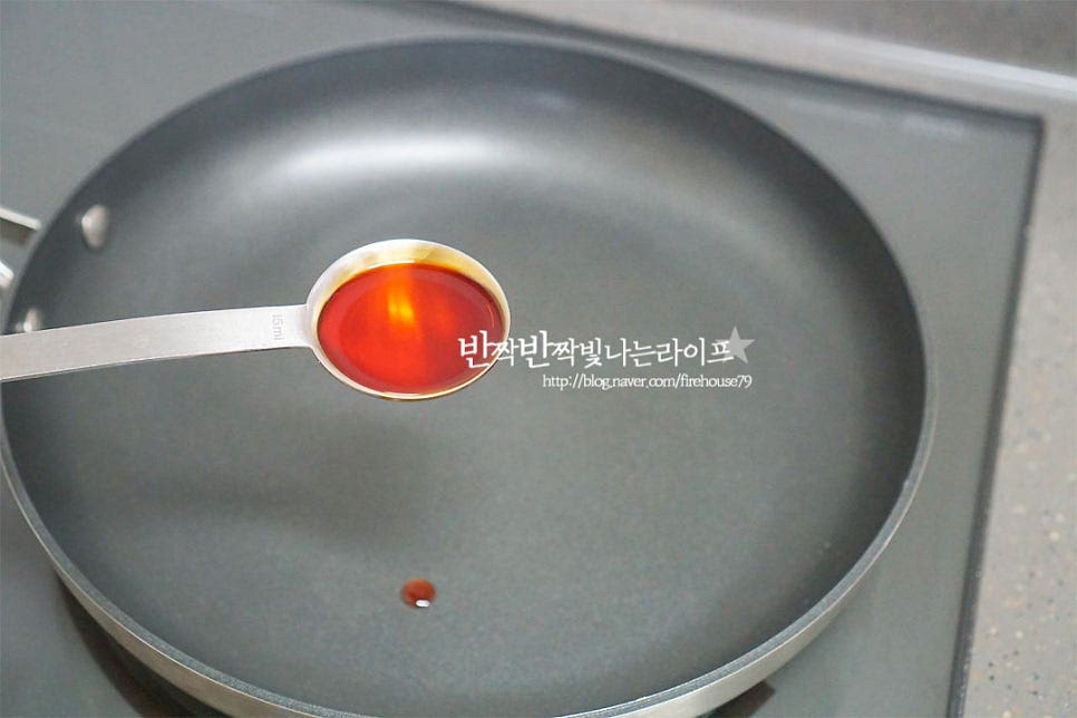 팬에 고추기름 2 큰 술, 다진 마늘 1 큰 술 다진 생강 1/2 작은 술, 다진 대파를 넣어줍니다. 매운 향이 가미되면 더 맛이 좋은데요. 식용유로 만드셔도 됩니다. 마늘과 생강의 향이 느껴지면서 풍미부터 좋답니다~ 매콤하게 맛보고 싶다면 건고추 더해도 좋아요. 향이 올라오면 데친 것들을 넣고 같이 볶아주어요. 여기서부터는 센 불로 빠르게 볶아줍니다. 가볍게 버무린 뒤 간장 1 큰 술, 굴소스 1 큰 술 듬뿍. 맛술 1 큰 술, 설탕 약간 넣어줍니다. 물 60ml를 부어 수분을 더해줍니다. 재료에서 나오는 수분에 따라 물의 양은 가감하여 주어요. 전분물을 부어 농도를 조절해 줍니다. 전분가루 1 : 물 2 비율로 만들어 줍니다. 농도가 조절되어 완성되어가면 참기름 1 작은 술, 고추기름 1 작은 술 넣고 마무리해요. 혹시 간이 부족하다면 소금 약간 더해주세요. 걸쭉하게 소스가 어우러지면서 각종 맛들어이 어우러져 보기만해도 든든하죠~ 그릇에 먹기 좋게 담아줍니다. 해산물과 채소, 버섯이 어우러져 다양하게 맛볼 수 있어 좋고, 굴 소스가 들어가니 맛이 없을 수가 없어요~ 영상도 같이 담았어요. 탱글하고 야들하고 쫄깃하면서 아삭한 여러 가지 식감과 감칠맛 나게 어우러지는 소스의 꿀조합 그 매력이 젓가락이 움직인답니다. 특별한 한 끼 식사나 술안주, 손님초대 할 때도 정말 좋아요. 팔보채 만드는법 해산물, 채소, 버섯을 듬뿍 넣고 손님초대음식으로 준비해 보세요. 푸짐함과 근사함이 가득해요. 맛있게 만들어 드세요^^ 끄읕 !