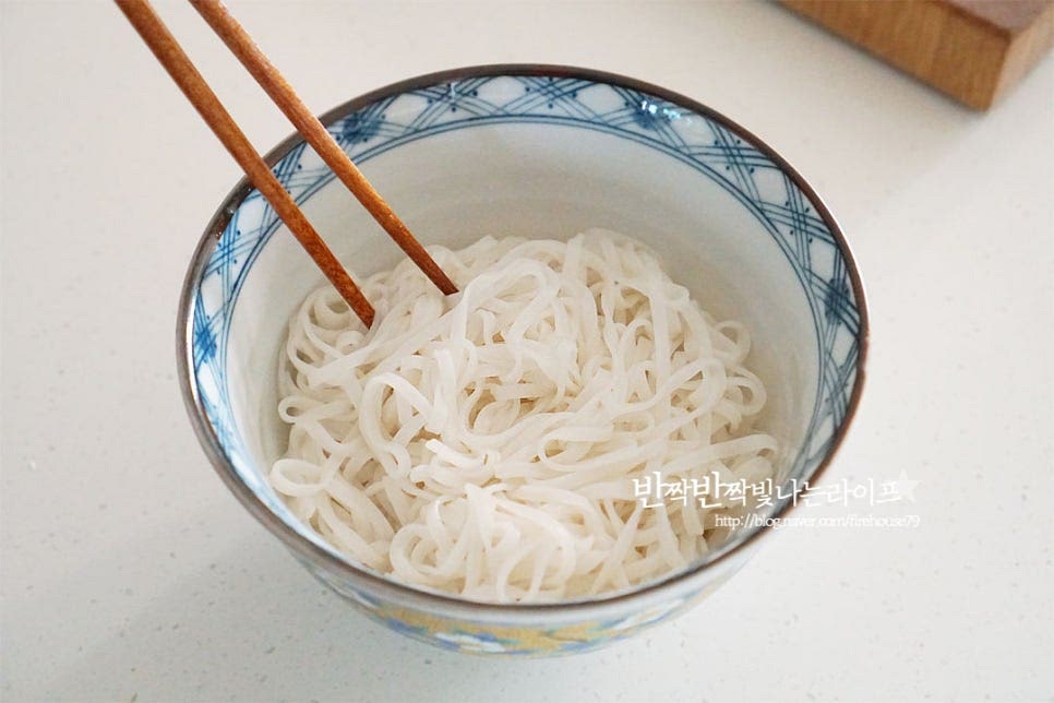 삶은 면을 담아줍니다. 면 위로 숙주를 듬뿍 올리고 소고기도 건져서 푸짐하게 담아줍니다. 입맛에 따라 고수를 올리고 양파절임, 레몬, 고추를 올려 완성합니다.