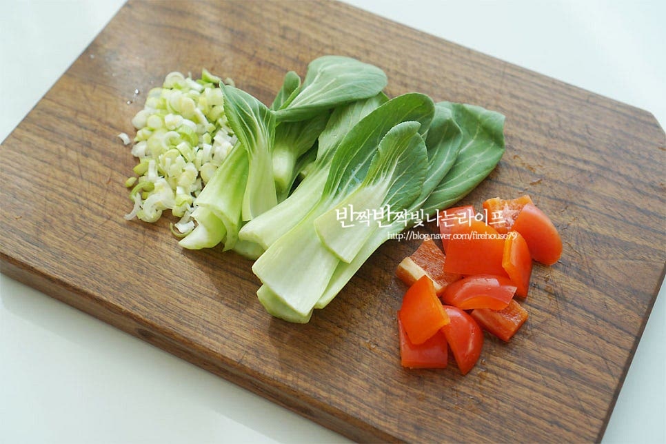 팔보채 재료를 먼저 손질하여 주어요. 전복, 갑오징어, 관자, 새우 죽순, 청경채 등 다양하게 준비해 주었는데요. 기호에 따라 해삼, 소라 등 입맛에 맞게 준비해 주시면 됩니다. 대파 흰 부분은 잘게 다져주고, 청경채는 밑동을 잘라줍니다. 파프리카는 심지를 제거하고 한입에 먹기 좋게 썰어요. 죽순은 편으로 썰어주고, 양송이버섯과 표고버섯은 슬라이스해줍니다. 갑오징어는 내장과 눈, 입을 제거하고 몸통에 칼집을 넣어 한입에 먹기 좋게 잘라줍니다. 오징어에 칼집을 넣으면 보기도 좋을뿐더러 식감과 소스가 잘 어우러져요. 전복은 솔로 문질러 씻은 뒤 내장과 이빨은 제거해 줍니다. (내장을 냉동 소분해 두었다가 죽이나 리소토 만들 때 넣음 좋아요^^) 관자는 슬라이스 된 것이라 가볍게 헹구어 주었고, 새우는 냉동새우 해동해 주었어요. 전복은 비스듬하게 썰어 식감을 살려줍니다.