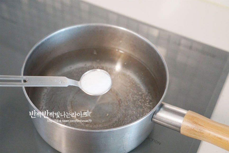 나물무침을 만들 것이라 끓는 물에 살짝 데쳐줍니다. 이 조리과정에서 중요한 것은 식감이 질기지 않도록 살짝 데쳐 주는 것입니다. 끓는 물에 소금 1 작은 술을 넣어줍니다. 줄기 부분을 먼저 넣은 뒤 잎을 넣어줍니다. 숨이 죽으면 바로 건져내어 찬물에 헹구어주는데요. 오래 데치면 줄기 부분이 질겨지기 때문에 20~30초 내외로 데쳐줍니다. 찬물에 헹구어 물기를 제거해 줍니다. 너무 힘을 주어 수분을 짜면 식감이 질겨질 수도 있으면 촉촉하지 않게 만들어지니 살짝 손에 쥐고 물기를 제거해 주세요.