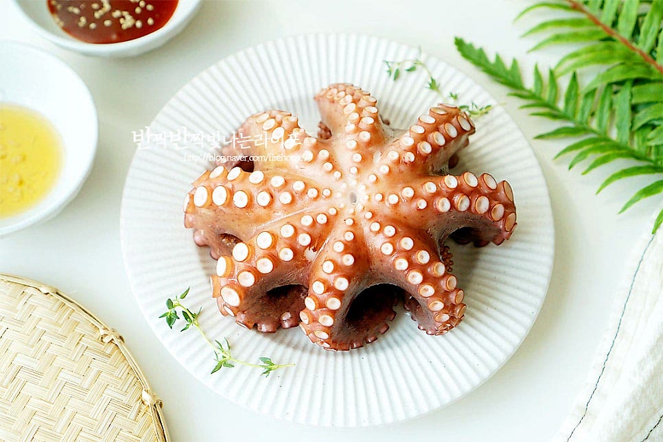 다리가 예쁘게 말아져서 먹음직스럽게 완성되었습니다. 신선한 생물을 바로 삶아서 먹으면 탱탱한 식감과 감칠맛이 더 좋은 것 같습니다. 문어숙회로 먹을 때는 다리를 하나씩 잘라서 사선으로 먹기좋게 썬 뒤 기름장이나 초고추장에 찍어먹으면 됩니다. 한 번에 먹지 못할 때는 냉동실에 소분해두었다가 꺼내어 얇게 포를 떠서 먹어도 별미입니다. 문어를 손질하여 세척한 뒤 먹기좋게 삶아주면 탱글탱글 부드럽게 먹을 수 있답니다. 문어삶는법을 참고해서 추워지는 계절 해산물을 맛있게 요리해드세요. 끄읕 !