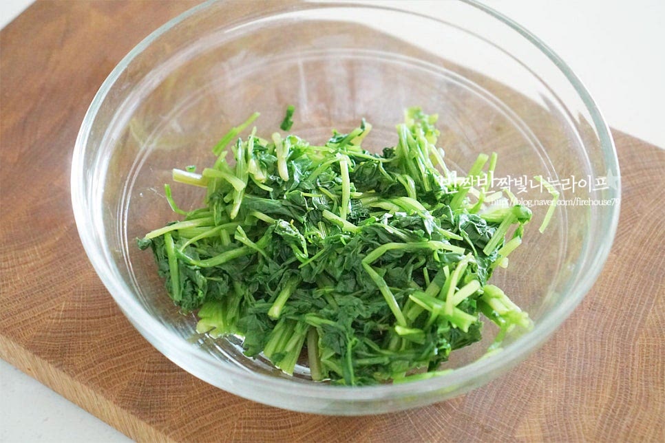 적당한 크기의 볼에 데친 미나리를 담아줍니다. 재료의 향이 진하고 풍부하기 때문에 다른 향신 재료를 더하지 않고 깔끔하게 맛을 살려주면 됩니다. 국간장 또는 액젓 1 작은 술, 참기름 2/3 큰 술 간 깨 1 작은 술, 소금 약간 넣어줍니다. 액젓과 국간장을 섞어 넣으면 감칠맛이 더 깊으며 짠맛에 따라 소금을 넣어주면 됩니다. 고소한 풍미를 더해주기 위해 볶은 통깨를 갈아서 넣었어요. 깨를 갈아서 넣으면 고소한 맛이 향긋하고 짭조름함과 잘 어울려요. 간 마늘은 재료의 맛을 위해 생략했는데 입맛에 따라 약간 넣어도 됩니다. 재료를 모두 넣었다면 조물조물 간이 밸 수 있도록 무침 해요. 데친 것은 양념이 어우러지도록 버무려줍니다.