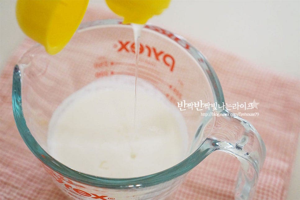 파베초콜릿은 생크림을 섞어 만들어 보다 부드럽게 녹는 식감과 맛을 만드는데요. 두 가지의 비율만 알면 간단합니다. 초콜릿 2 : 생크림 1 비율로 준비해 줍니다. 액상형 생크림입니다. 레시피에 따라 우유나 연유를 넣고 만들기도 하는데 오늘 준비한 레시피는 기본이 되는 생크림과 만들기입니다. 물엿 12g을 넣고 데워줍니다. 냄비에 넣고 끓여도 되지만 간단하게 전자레인지로 데워줍니다. 보글보글 끓어오르는 것이 아닌 따뜻하게 데워준다고 생각하고 냄비 조리 시에는 겉에서 기포가 생기고 끓어오르려고 하면 불을 끄고 전자레인지는 20~30초씩 끊어 상태에 따라 데워주면 됩니다. 너무 끓이게 되면 분리 현상이 생길 수 있습니다.