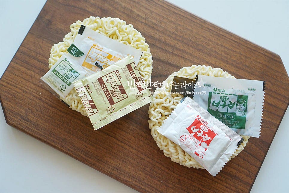 봉지를 뜯어 면과 스프를 꺼내요. 면과 건더기스프는 모두 사용하고, 과립/분말스프는 양을 조절하여 넣어줄 것이랍니다. 두 가지 라면 조합이 어우러지는게 면의 굵기가 비슷해서인데요. 굵기가 서로 다르면 익는 시간이 달라지지만 이렇게 같아서 더 잘 어우러지는 것 같아요^^ 먼저 냄비에 2봉지 끓일 양의 물을 넣어줍니다. 물이 바글바글 끓으면 면을 넣어줍니다. 2봉지를 넣어서 끓이는 것이라 혼자 먹을 땐 양이 넉넉해져요. 그럴 땐 면과 스프를 조절해서 만들어도 됩니다~ 너구리에 든 다시마와 건더기 스프 모두 넣어줍니다. 건더기스프가 은근 감칠맛 살려주죠~ 바글바글 끓여 익혀줍니다. 중간중간 저어가며 익혀주면 면의 식감이 더 좋으니까 저어가며 끓여줍니다. 면이 2/3 이상 익으면 (대략 4분~4분 30초) 면수 2국자, 대략 150ml 정도 남기고 버려줍니다. 저는 촉촉하게 먹는 걸 좋아해서 면수를 조금 더 넉넉하게 두는 편인데 빡빡한 걸 좋아하면 면수 양을 조절해 주셔요. 면의 익힘정도는 파스타와 같이 취향껏 조절해 주시면 좋습니다~