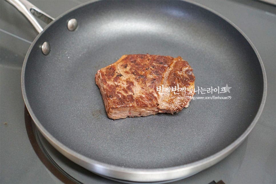 곁들일 채끝도 소금, 후추와 올리브오일로 시즈닝 하여 같이 구워줍니다. 그 외 달걀 프라이, 소시지, 오이 등 다양하게 곁들이면 맛깔나답니다. 먹기 좋게 같이 곁들여 줍니다. 짜장라면 특유의 맛에 매콤한 감칠맛이 더해져 색다른 매력이 가득하죠. 여기에 채끝까지 올리면 말이 필요 없는 꿀조합입니다. 영상도 같이 담았어요. 기본적으로 맛이 없을 수가 없는 누구나 좋아하는 각각의 맛이 조화롭게 어우러져 한 맛 더 맛깔나요. 그 맛이 가끔 생각나서 이렇게 만들어 먹게 된답니다. 짜파구리 조리법 면수 양과 스프 비율을 취향껏 조절하고, 토핑까지 곁들여주면 별미랍니다. 맛있게 만들어 드세요^^ 끄읕 !