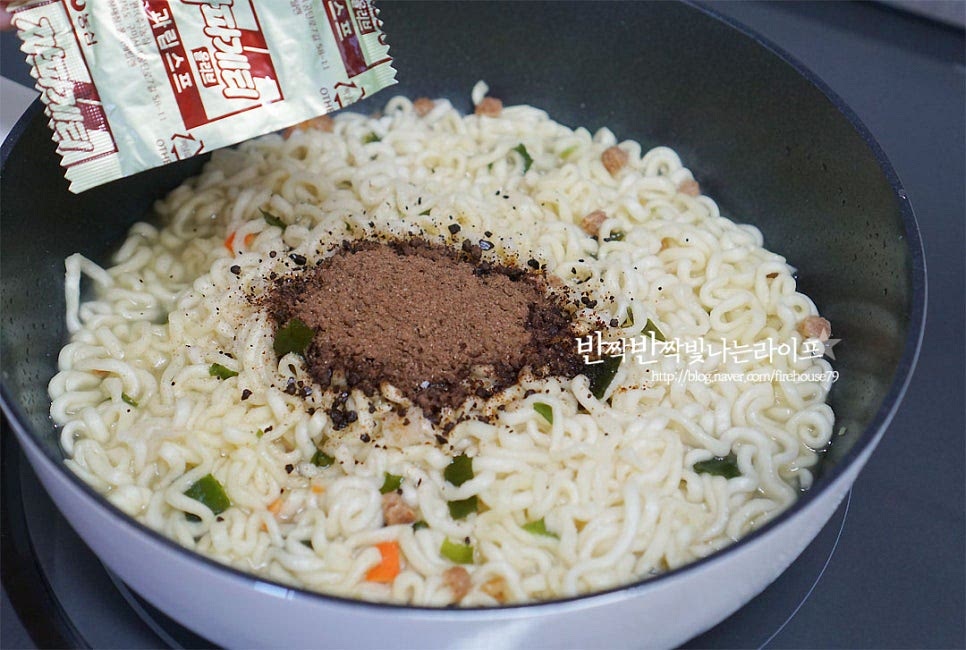 맛있게 끓이는법 팁은 바로 스프의 양 조절입니다. 우리가 보통 기본적으로 짜파게티 스프 1개, 너구리 스프 1/2~2/3개 정도 넣어주는데요. 두 개를 모두 넣으면 짠맛이 강해질 수 있어 너구리스프 반을 넣은 뒤 기호에 맞게 양을 가감해 주면 좋아요. 아무래도 국물이 있는 너구리스프가 모두 들어가면 짠맛이 강하니 이 부분만 잘 조절해 주시면 좋을 것 같아요. 잘 어우러지도록 중약 불로 볶아줍니다. 면수가 자작한 것 같아도 그릇에 담으면 촉촉하니 딱 좋아요~ 윤기와 풍미를 더해주는 올리브조미유도 넣고 20~30초 정도 볶아주면 완성입니다. 올리브오일을 추가로 더 넣어도 좋고요.