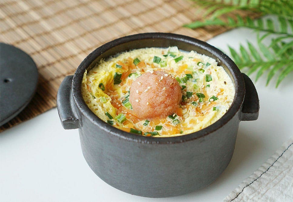 명란을 조금 덜어두었다가 완성 후 올려주면 맛있어 보인답니다. 익어서 짭조름한 맛과도 잘 어울리고요. 고소한 통깨도 조금 뿌려주었습니다. 영상도 같이 담았어요. 아이가 좋아하는 밥반찬이면서 국 대신 부드럽고 촉촉하게 먹기도 좋아서 간편하게 전자레인지로 자주 만들곤 하는 계란찜은 명란이 들어가 짭조름하고 고소하답니다. 달걀물 비율과 전자렌지 조리 시간만 알면 어렵지않게 만들 수 있는 레시피로 든든한 계란찜 맛보세요. 끄읕 !