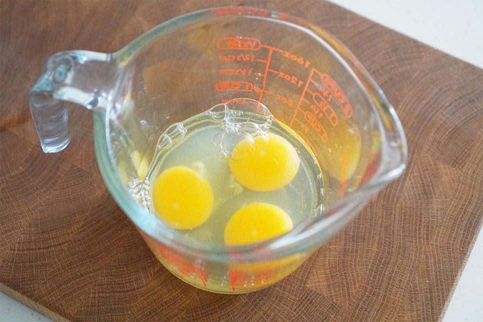 넉넉한 크기의 볼에 달걀을 깨뜨려줍니다. 비린맛을 잡아줄 맛술 1 작은 술, 참치액 1/3 작은 술 넣어줍니다. 참치액은 조금만 넣어주었습니다. 다시마 육수 180ml를 부어줍니다. 계란 1개 65g 내외 기준으로 개당 물의 양을 60ml로 맞추어줍니다. 조금 더 국물이 있게 국처럼 먹고 싶다면 10ml 정도 양을 늘여주셔도 좋고요. 부드럽게 섞어서 풀어줍니다. 물이나 육수가 들어가면 곱게 풀어집니다.