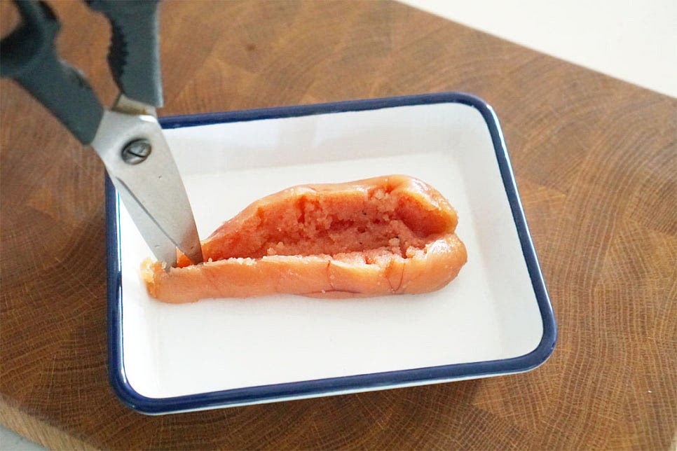 부드럽게 먹기 좋도록 껍질 속 알만 분리해 줍니다. 가위나 칼로 가운데 칼집을 넣어줍니다. 알만 발라내어 주세요. 껍질째 요리하는 것보다 부드럽게 맛볼 수 있습니다. 저염이라 많이 짜지 않은 편인데 짠 것은 1/2덩이만 넣어도 짭조름하니 양을 조절해 주는 게 좋습니다.