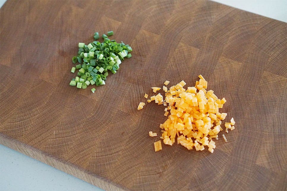 자투리 채소로 쪽파와 당근이 있어 잘게 썰어 준비했어요. 그 외 양파나 대파, 파프리카 등 남는 재료를 활용하면 됩니다. 손질해둔 명란과 채소를 넣어줍니다. 뭉치는 것 없이 잘 풀어 섞어줍니다.