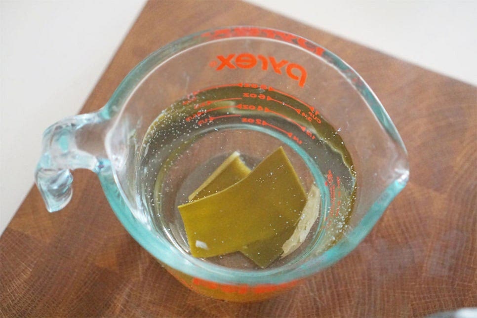 간단하게 물을 부어서 요리해도 되지만 조금 더 감칠맛을 더해주기 위해 다시마 육수를 준비했어요. 200ml의 찬물에 다시마 2조각을 넣고 10분 우려줍니다. 생략 가능한 조리과정이지만 육수 넣으면 깔끔하게 깊은 맛을 낼 수 있어요.