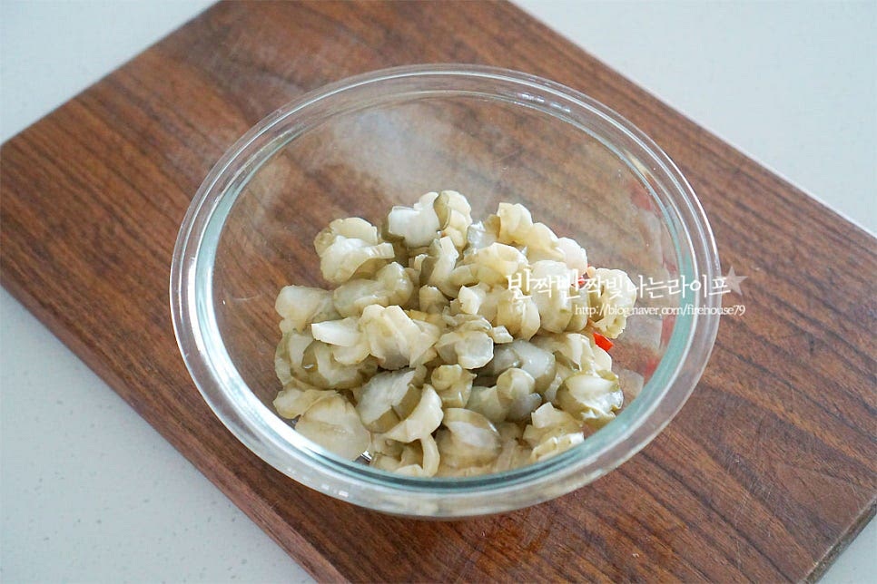 볼에 재료를 담아줍니다. 고춧가루 1 큰 술, 황설탕 1/2 큰 술 다진 마늘 1/2 큰 술, 조청(물엿) 1/2 큰 술 참기름 1 큰 술 넣어줍니다. 양념재료가 어우러지도록 조물조물 무쳐줍니다. 통깨를 넣어 마무리해요. 기호에 따라 설탕을 가감하거나 식초를 넣어주셔도 좋고, 매실액을 약간 넣어도 좋아요^^ 생채소 그대로 먹음 아삭아삭한 수분감이 매력이라면 절임으로 만들어 먹음 꼬들꼬들하게 씹히는 시원한 맛이 매력이에요. 새콤달콤함도 더해져 맛나고요~ 영상도 같이 담았어요. 날씨가 더워지면 새콤달콤 시원하면서 식감 좋은 이런 밑반찬이 생각나는 것 같아요. 여름 내내 단골이랍니다. 오이지무침 만드는 법 기호에 맞게 짠맛을 조절하여 간단한 양념을 더해 간단하고 맛있게 만들어 드세요^^ 끄읕 !