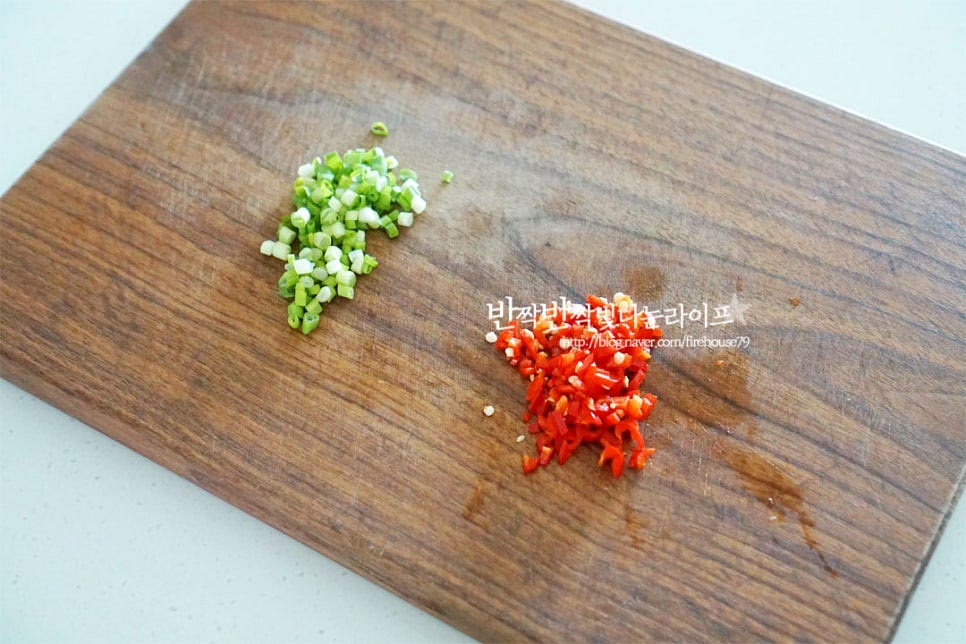 쪽파는 송송 잘게 썰고 색감과 맛을 살려주는 홍고추도 잘게 다져썰어줍니다.