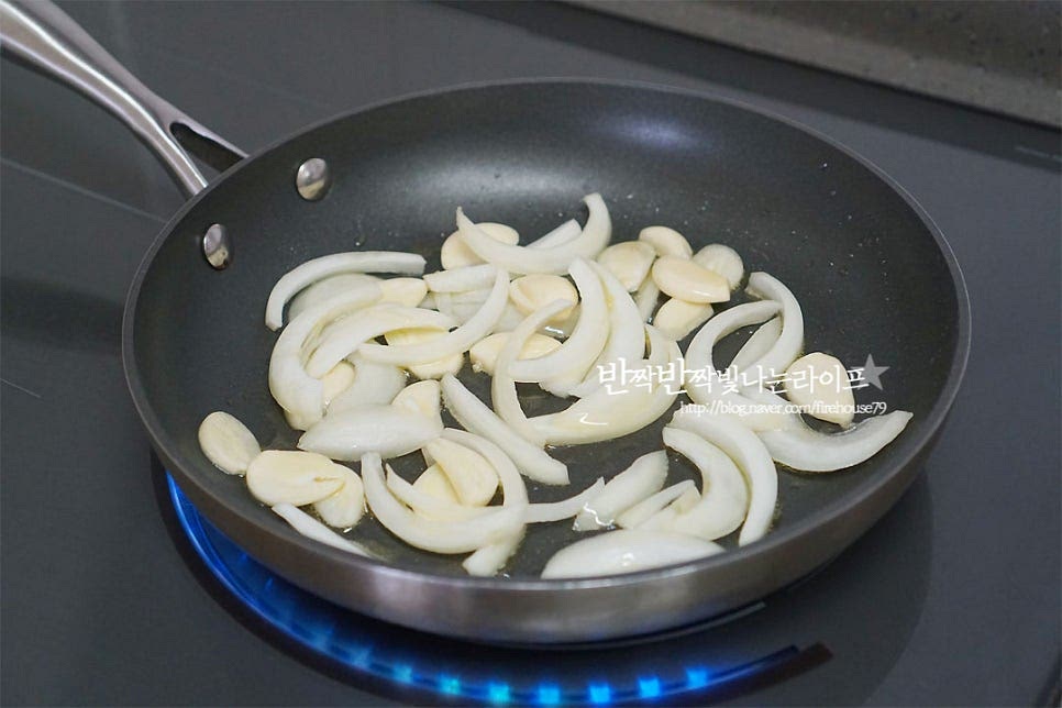 팬에 올리브오일 3 큰 술 두르고 마늘과 양파를 볶아 향을 내어줍니다. 마늘의 풍미가 올라오면 새우와 베이컨을 넣고 같이 볶아요. 고소한 풍미를 살려 볶아줍니다. 소금, 후추 약간 뿌려 밑간을 해줍니다. 생크림 200ml를 부어 줍니다. 토마토 페이스트 1 큰 술 듬뿍, 토마토소스 4 큰 술 넣어줍니다. 기호에 따라 양을 가감하여 산뜻함을 조절해 주어요. 소스만 넣어도 되지만 페이스트가 들어가면 더 진한 풍미가 난답니다. 버터 10g도 같이 넣어주어요. 버터로 고소한 맛을 더해주었어요. 소스가 어우러지게 끓여준 뒤 파르메산 치즈 간 것을 취향껏 넣어주어요. 치즈가 들어가면 진한 맛이 살죠~ 면을 넣고 같이 버무려줍니다. 간을 보고 소금, 후추로 간해주어요. 오래 끓여 익힐 필요 없이 소스가 어우러지면 된답니다. 먹기 좋게 그릇에 담아줍니다. 향긋한 바질과 크러쉬드레드페퍼를 곁들여주었어요. 영상도 같이 담았어요. 새우 로제파스타 만들기 크림과 토마토소스를 기호에 맞게 조화롭게 섞어주면 더 맛있게 드실 수 있어요. 부드러운 고소함과 산뜻함을 같이 맛볼 수 있어 더 매력적이랍니다. 두부면 요리 파스타로 부담은 줄이고 고소함을 살려 맛있게 만들어 드세요^^ 끄읕 !