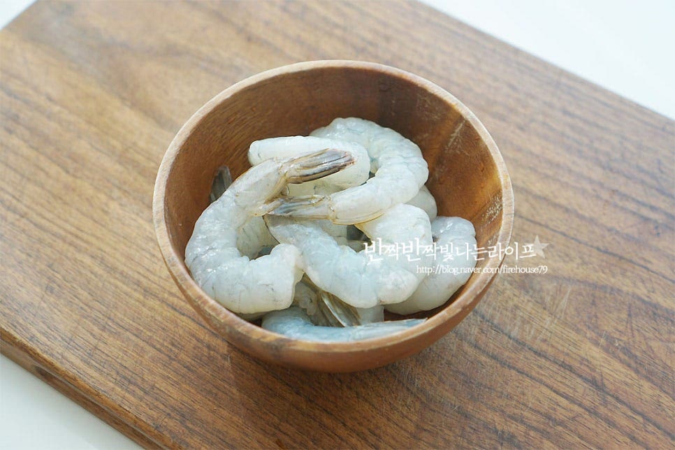 새우는 손질된 것을 찬물에 해동하여 준비했어요. 곁들일 메인 재료를 새우와 베이컨을 준비했는데요. 그 외 조개, 오징어 등 다양하게 곁들여 드시면 되어요. 마늘은 편으로 썰고 양파와 베이컨은 채를 썰어줍니다.