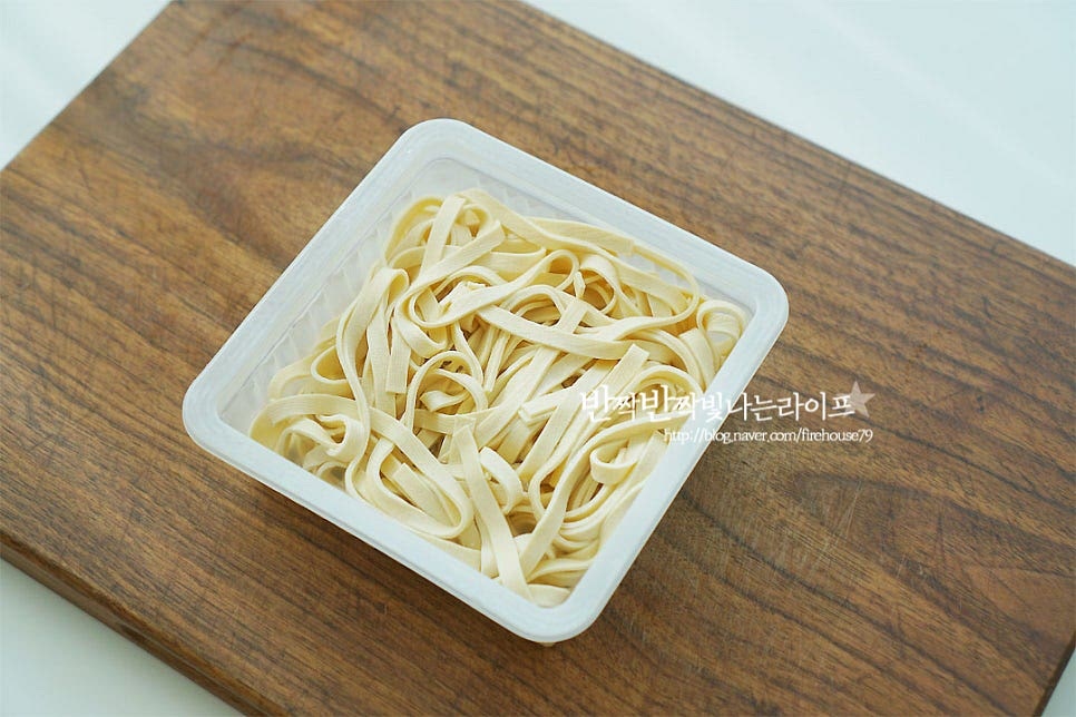 두부로 만든 면을 준비했어요. 기호에 따라 파스타면은 취향껏 준비해 주세요. 소스가 잘 어우러질 수 있도록 넓적한 면을 준비했답니다~ 두부면 먹는법은 정말 심플해요. 데치거나 삶을 필요가 없기 때문에 그대로 곁들이면 된답니다~ 체에 밭쳐 흐르는 물에 헹군 뒤 물기를 탈탈 털어줍니다.