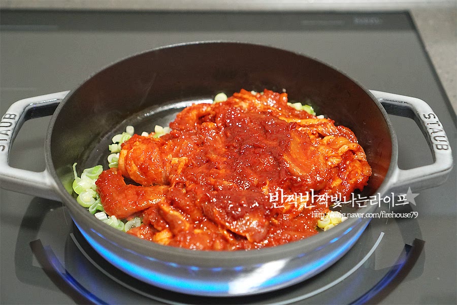 제육볶음을 볶아줍니다. 미리 재워두어서 양념이 잘 베여서 딱 먹기 좋은 정도였어요. 달궈진 팬에 기름을 조금 두르고 잘게 썬 대파 흰 부분으로 파 기름을 내고 재워둔 고기를 올려 볶아주세요. 바싹하게 볶아주어야 쌈밥에 넣어먹기 좋아요. 파기름에 다른 야채 없이 볶아서 바싹하게 잘 볶였어요. 어느 정도 익으면 곰취쌈에 넣어먹기 좋은 크기로 잘라주었어요.