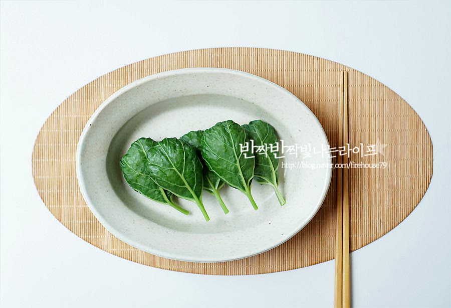 하나씩 모양을 만들어주고 그릇에 담아주면 완성입니다. 곰취요리로 무얼 만들어볼까 한다면 눈과 입이 동시에 즐거운 쌈밥 봄이 가기 전에 꼭 만들어드셔보세요. 견과류, 두부, 우렁 등 쌈장 소스를 곁들여 먹는 것도 맛나지만 고기를 좋아하는 우리 가족에겐 매콤한 제육이 들어가서 더 맛있게 먹었던 메뉴에요. 고기 볶고 잎을 데치기만 하는 간단한 레시피라 입맛 없을 때나 반찬 고민될 때도 좋구요. 피크닉 갈 때 만들어도 좋을 것 같아요. 만드는 레시피는 모먼트로도 보실 수 있어요 :) 봄 내음 담긴 밥상 한입에 쏘옥 들어가는 게 은근히 자꾸만 손이 가는 맛이에요. 쌉싸래한 향이 매콤한 제육과 어우러져 간도 적당하고 씹을수록 매력 있어요. 한 접시 넉넉히 만들어서 계속 리필해서 먹어지는 게 김밥이나 유부초밥 못지않게 집어먹고 싶어지는 맛이에요. 평소 말린 나물류를 좋아하는 편인데 봄에 느끼는 특유의 향이 좋아서 요즘은 이렇게 찾아먹게 되는 것 같아요. 초등학생 입맛인 신랑도 고기가 들어가서 좋다며 아주 맛있게 먹었답니다. 곰취쌈에 제육볶음을 넣은 쌈밥 ! 봄 내음과 든든함을 함께 먹어요. 특유의 향과 맛이 어우러지는 게 조만간 또 장바구니에 넣어올 예정이에요. 곰취요리로 추천해요 :) ☆ 반이짝이 추천레시피 얼큰한 만두전골 만들기는 아래 포스팅 참고하세요♡ 끄읕 !