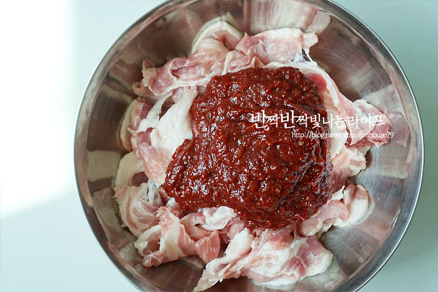 돼지고기 앞다리살은 불고기용으로 준비하고 양념을 만들어 미리 재워둡니다. 빨간 양념은 고추장 듬뿍 4 큰술 고춧가루 듬뿍 3 큰술 다진 마늘 듬뿍 2 큰술 맛간장 4 큰술 생강술 또는 청주 2 큰술 맛술 2큰술 올리고당 2큰술 꿀 1큰술 매실청 조금 후추 조금 톡톡 넣어서 만들어줬어요. 고추장과 간장의 짠맛에 따라 단맛을 내는 올리고당을 가감해 주세요. 저는 맛간장을 넣어서 간장을 넉넉히 넣어주었는데 일반 진간장은 반만 넣어주세요.