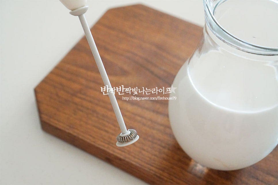 거품기로 잘 섞어주시면 되는데요. 우유 거품기로 저어서 풍부한 거품을 만들어 주었어요. 크림이 생기면서 부드럽게 되어요. 거품이 생길 것이라 조금 넉넉한 용기에 담아주세요. 많이 섞어주다 보면 설탕 입자도 녹고 꿀도 잘 어우러져요. 단맛 기호에 따라 꿀과 설탕량을 조절해 주시면 좋을 것 같아요. 얼음 잔에 넣어주시면 완성입니다. 꿀막걸리 만들기 정말 간단하죠~ 유리잔에 레몬 한 조각 같이 곁들여 주니 홈술이 더 근사해지는 기분이 들어요. 요즘은 집에서 위스키와 같은 다양한 홈술에 도전해 보면서 이렇게 분위기도 내어보는데요. 레몬이나 허브 하나 곁들이면 훨씬 더 분위기가 특별해지는 것 같아요^^ 간단한 영상도 같이 담았어요. 크림이 몽글몽글 부드러운 크리미함과 꿀이 들어가 진한 달콤함이 가득해요. 막걸리 꿀주로 달콤한 홈술로 즐겨보세요. 물론 지나친 음주는 몸에 해로우니 조절하여 드시면 더 좋을 것 같아요^^ 끄읕 !