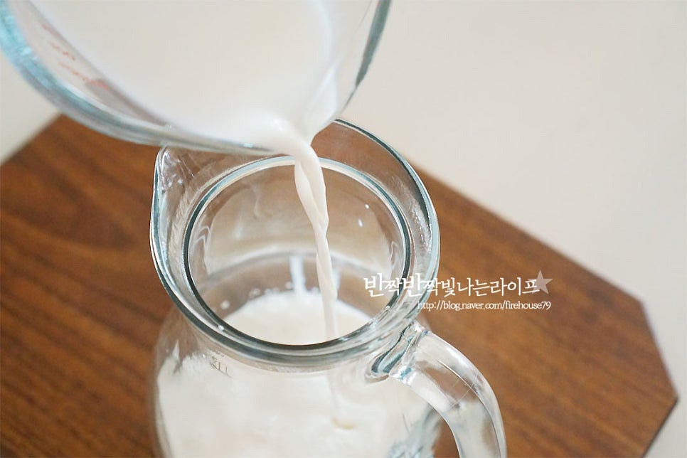 먼저 기본 비율은 우유 1 : 막걸리 1입니다. 기호에 따라 비율을 조절해 주셔도 좋아요. 우유를 먼저 부어줍니다. 막걸리도 부어줍니다. 꿀 2 큰 술 넣어줍니다. 황설탕 1 큰 술 넣어주어요.