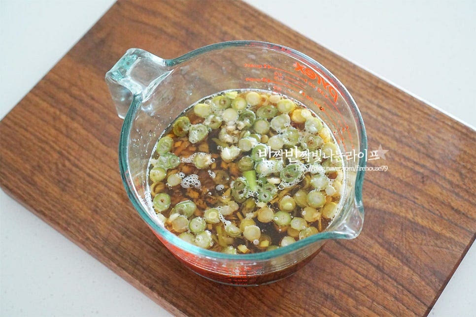 소갈비찜 양념을 만들어요. 진간장 1컵, 대파 1/2컵 맛술 1/2컵, 황설탕 1/2컵 간생강 1/2 큰 술, 간 마늘 2 큰 술 참기름 4 큰 술, 물 1컵을 넣어줍니다. 백종원 레시피에서 저는 단맛 감칠맛을 살리고 싶어 황설탕 양을 2/3로 줄이고 꿀을 더해주고, 물 대신 배즙을 넣어주었어요. 간은 기호에 따라 가감해 주어요. 저와 같이 배즙이나 꿀, 물엿을 더해주셔도 좋고요^^ 냄비에 소스를 같이 넣어줍니다. 오래 푹 끓여줄 것이라 물을 넉넉하게 넣어줍니다. 10컵 정도 양을 넣어주니 자작하게 딱 좋았는데 물의 양은 끓이면서 더해주셔도 됩니다. 바글바글 40분 정도 끓여줍니다.