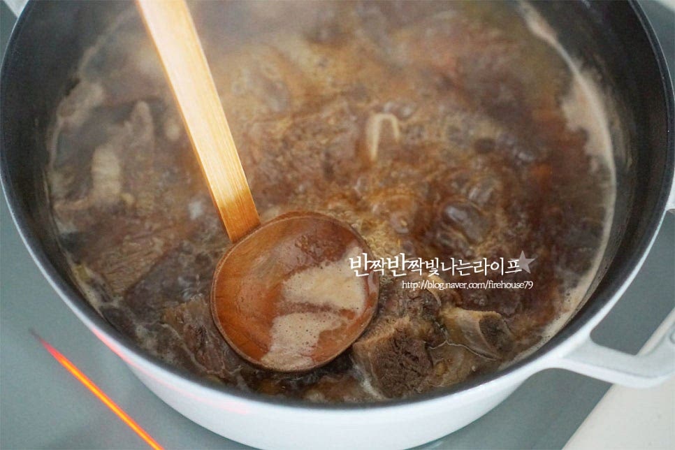 40분 정고 끓인 뒤 중간중간 뜨는 거품과 기름을 걷어내어줍니다. 생각보다 기름이 많으니 깔끔한 맛을 위해 걷어내어주어요. 무, 양파, 당근, 밤을 넣어줍니다. 중불로 줄여 15분 정도 끓이다가 버섯을 넣어줍니다. 버섯을 넣고 20분 정도 익힌 뒤 대파를 넣어 마무리해요. 고추를 넣는다면 마지막에 같이 넣어주심 되어요. 냄비의 크기나 화력에 따라 고기의 익은 정도를 보고 더 끓여주시거나 마무리해 주시면 되어요. 당근이나 무가 으깨어지지 않도록 끓여줍니다. 야들야들 딱 먹기 좋게 잘 익었어요. 돼지보다 소는 식감이 질길 수 있어 오래 푹 끓여주거나 압력솥을 활용하여 부드럽게 만들어 주시면 되어요. 영상도 같이 담았어요. 간이 맛있게 스며든 단짠의 갈비맛과 고기 못지않은 쫄깃한 버섯, 샤르르 녹는 무, 달달한 밤까지 재료가 푸짐하니 더 맛깔나답니다. 백종원 소갈비찜 레시피 짭조름 달콤하고 재료가 어우러지는 깊은 맛이 누구나 좋아하는 맛이랍니다. 맛있게 만들어 드세요^^ 끄읕 !