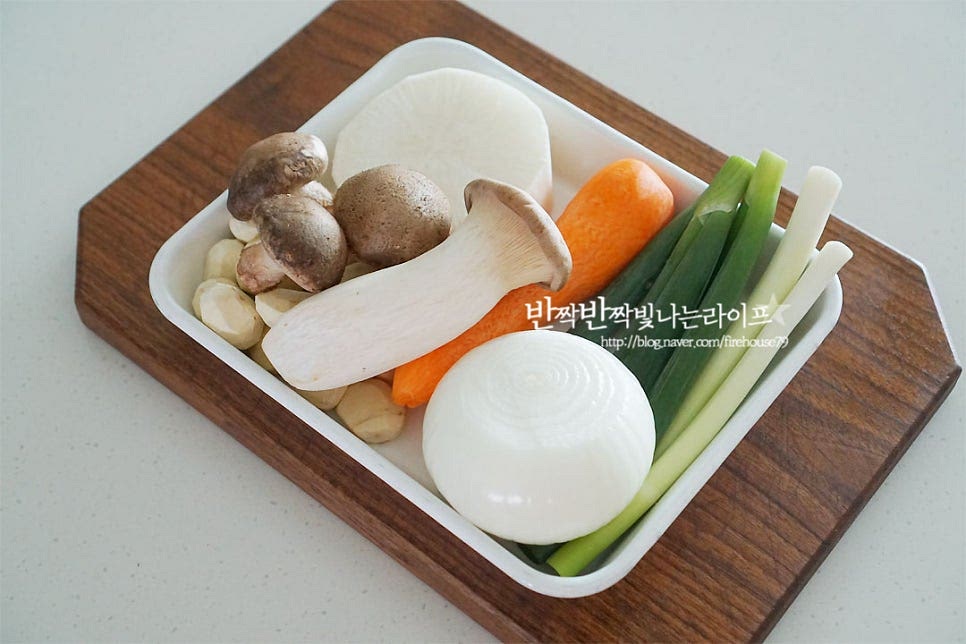 재료가 끓는 동안 곁들임 재료를 손질해요. 고추가 들어가면 매콤하게 맛이 좋은데 아이가 먹을 것이라 생략하고 밤을 추가로 넣어주었어요. 양파는 큼직하게 깍둑썰기하고 대파는 5cm 길이로 썰어줍니다. 당근과 무는 큼직하게 썰어 모서리 부분을 둥글게 깎아줍니다. 칼질이 서툴다면 감자칼을 활용하심 보다 편해요. 표고버섯은 4등분 하고, 나머지는 별 모양 칼집을 넣어주어요. 새송이버섯은 연필깍듯이 자르고 깐 밤은 씻어 준비해요.
