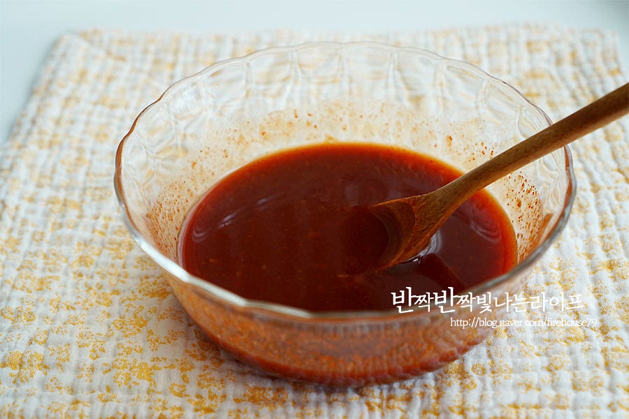 닭강정 소스를 만들어 줍니다. 고추장 1T, 케첩 1T, 맛간장 1T 맛술 2T, 올리고당 2T, 다진 마늘 1t 식용유 1T를 넣고 섞어줍니다. *고추장 맛에 따라서 올리고당 양을 가감하여 줍니다. 기름을 닦아낸 팬에 양념을 넣고 바글바글 끓여줍니다. 농도가 걸쭉해지면 재료를 넣고 버무려주어요. 겉면을 굴러가며 양념을 입혀줍니다. 기호에 따라 견과류를 곁들이면 더 고소하게 즐길 수 있어요. 아몬드가 있어서 아몬드 슬라이스와 검은깨를 올려 그릇에 먹음직스럽게 담아 주었어요. 만드는법 영상을 같이 보심 손질과 바삭하게 튀겨내어 양념에 버무리는 것까지 보다 쉽게 따라 만드실 수 있어요. 매콤 달콤한 양념이 어우러지면서 씹히는 맛은 바삭하고 속은 부드러운 전체적인 밸런스가 맛있는 메뉴에요. 씹을수록 고소한 게 콩을 좋아하지 않아도 맛있게 먹을 수 있답니다. 기본적인 양념은 매콤 달콤한데 기호에 따라 매운맛을 추가해도 별미에요. 닭고기로 만든 것도 좋아하지만 닭강정 레시피에 콩으로 만든 두부를 응용하여 강정을 만들면 색다르고 건강하게 먹을 수 있답니다. 두부강정 만드는법 집에서 간단하게 즐겨보세요. 한 입 크기로 썰어서 수분을 제거하여요. 전분 옷을 입혀 바삭하게 익힌 뒤 매콤 달콤하게 버무려주면 색다른 별미가 된답니다. 맛있게 만들어 드세요. 끄읕 !