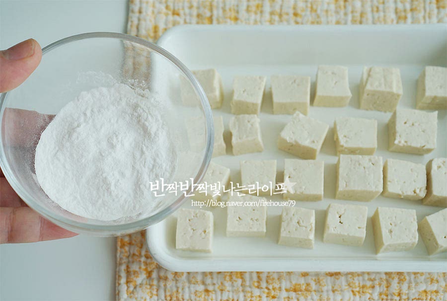 두부튀김을 튀길 때 전분가루를 묻혀주면 바삭한 식감도 살려주고, 소스도 잘 스며들어요. 요리조리 굴려가며 전분가루를 고루 묻혀주어요.