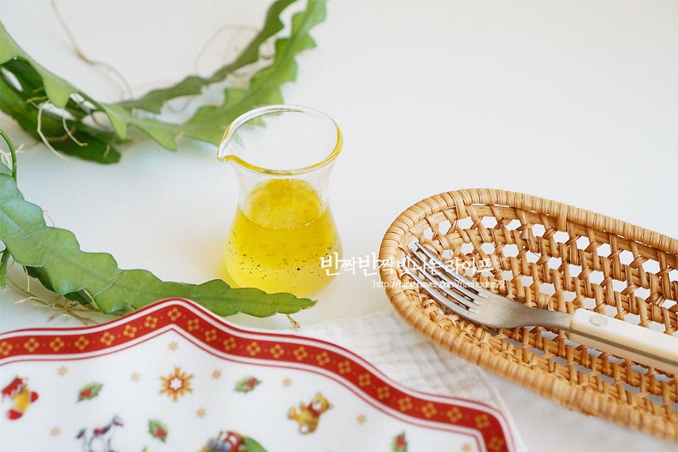 방울토마토 샐러드에 곁들이는 드레싱은 재료의 맛을 돋보이게 해주는 심플한 조합으로 준비했어요. 올리브오일 3 큰 술, 화이트 발사믹 2 큰 술 레몬즙 1 큰 술, 소금과 후추 약간 꿀 약간 넣고 섞어줍니다. 기호에 따라 레몬즙과 꿀은 양을 가감하여 주세요.