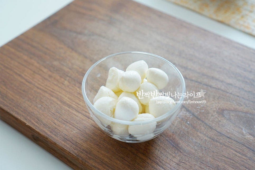 보코치니는 한입에 쏘옥 먹기 좋은 치즈로 토마토 샐러드에 토핑 하기 좋은데요. 치즈 특유의 꼬롬함이 아닌 부드러운 자연치즈라 어디에나 잘 어울린답니다. 먹기 전에 냉장고에서 미리 꺼내두어 냉기를 빼주면 보다 맛있게 맛볼 수 있어 실온에 20분 정도 꺼내두었어요~ 토마토는 색감이 고운 컬러 방울토마토로 준비했어요. 꼭지를 제거하여 씻은 뒤 먹기 좋게 잘라줍니다.