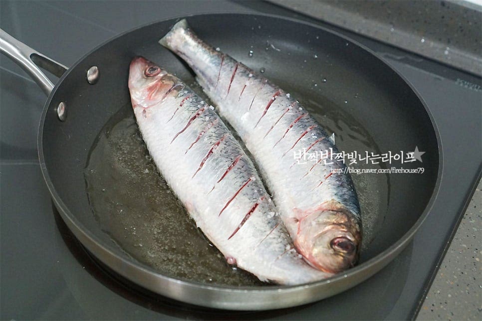 달군 팬에 식용유를 적당히 두르고 손질한 생선을 구워줍니다. 주변으로 기름이 튀지 않고 속까지 골고루 익도록 종이 포일이나 키친타월을 덮어줍니다. 공기가 통하도록 덮어주면 더 바삭바삭 구울 수 있어요. 중불에서 앞뒤로 뒤집어가며 노릇노릇하게 구워줍니다. 칼집을 넣었을 땐 살이 부서지지 않도록 뒤집어가며 구워주어요~ 레몬은 약간 곁들여 그릇에 담아주면 비린내도 잡아주고, 보기에도 먹음직스럽답니다^^ 구이 영상을 같이 보시면 조금 더 쉽게 만들어 드실 수 있어요. 칼집 부분이 특히 겉바속촉으로 구워져 하나씩 톡톡 살을 발라 집어먹기도 좋아요. 고소한 풍미도 좋고 영양도 가득이랍니다. 생선 굽는법 청어구이 맛깔나게 구워 겨울의 맛을 제대로 느껴보세요. 고소한 맛이 가득이랍니다. 맛있게 구워 드세요^^ 끄읕 !