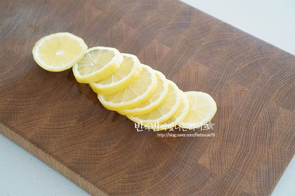 새콤달콤한 맛을 더 깊게 만들기 위해 레몬을 함께 넣어주었습니다. 쓴맛이 나는 양 끝 부분은 잘라내어 즙을 내어주고 슬라이스하면서 씨 또한 제거해 줍니다.