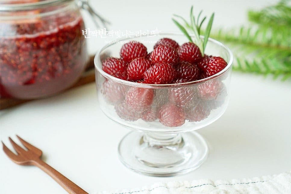 산딸기 철에만 맛볼 수 있는 새콤달콤한 과육이 오독오독 느껴지는 식감은 자꾸만 손이 가는 맛이랍니다. 영상도 같이 담았어요. 산딸기는 그대로 먹어도 맛있고 설탕에 버무리거나 우유와 갈아서 먹기도 하는데요. 제철의 맛을 오래 맛보고 싶을 땐 수제 청을 담아 먹어도 맛있답니다. 산딸기 세척 팁과 함께 맛있게 챙겨드세요. 끄읕 !